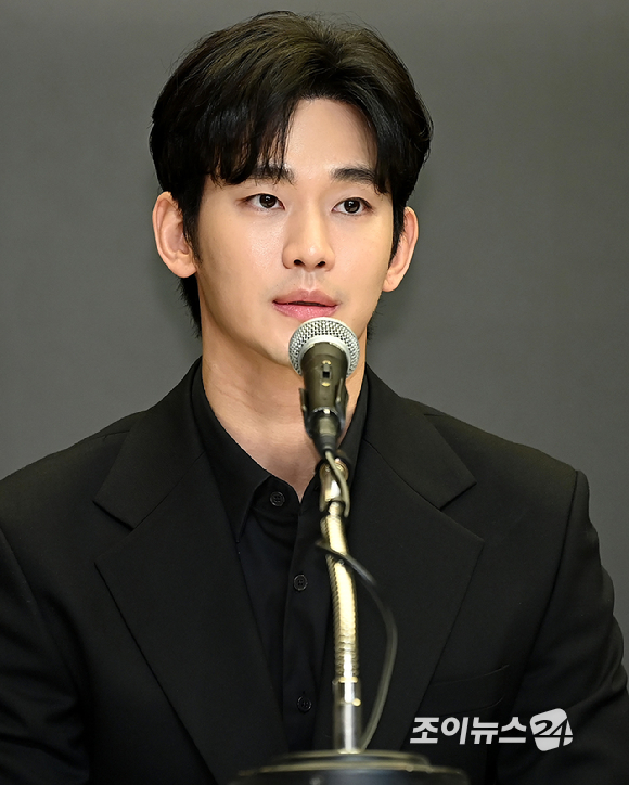 배우 김수현이 31일 오후 서울 마포구 상암동 스탠포드호텔 서울에서 기자회견을 하고 있다. [사진=곽영래 기자]