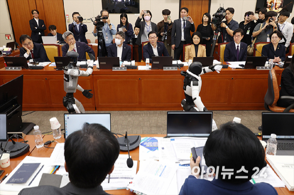 6일 서울 여의도 국회에서 열린 과학기술정보통신부 등에 대한 국정감사에서 중국산 휴머노이드 로봇 시연을 하고 있다. [사진=곽영래 기자]