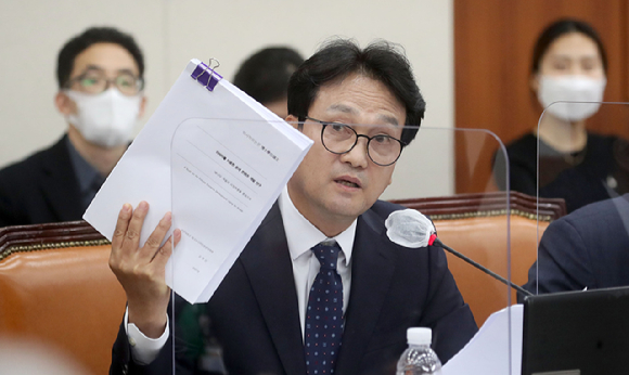 안민석 더불어민주당 의원이 '위믹스 코인' 논란으로 11일째 잠행 중인 김남국 의원의 소식을 전하며 "목소리가 좋아진 듯 했다"고 밝혔다. [사진=뉴시스]