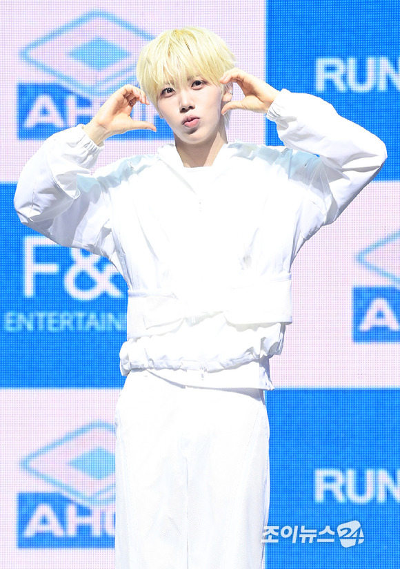 그룹 아홉(AHOF)&nbsp;세 번째 미니 앨범 'RUN TO YOU(런 투 유)' 발매 기념 쇼케이스가 8일 오후 서울 광진구 광장동 예스24라이브홀에서 열렸다.&nbsp;아홉 차웅기가 포토타임을 갖고 있다. [사진=정소희 기자]