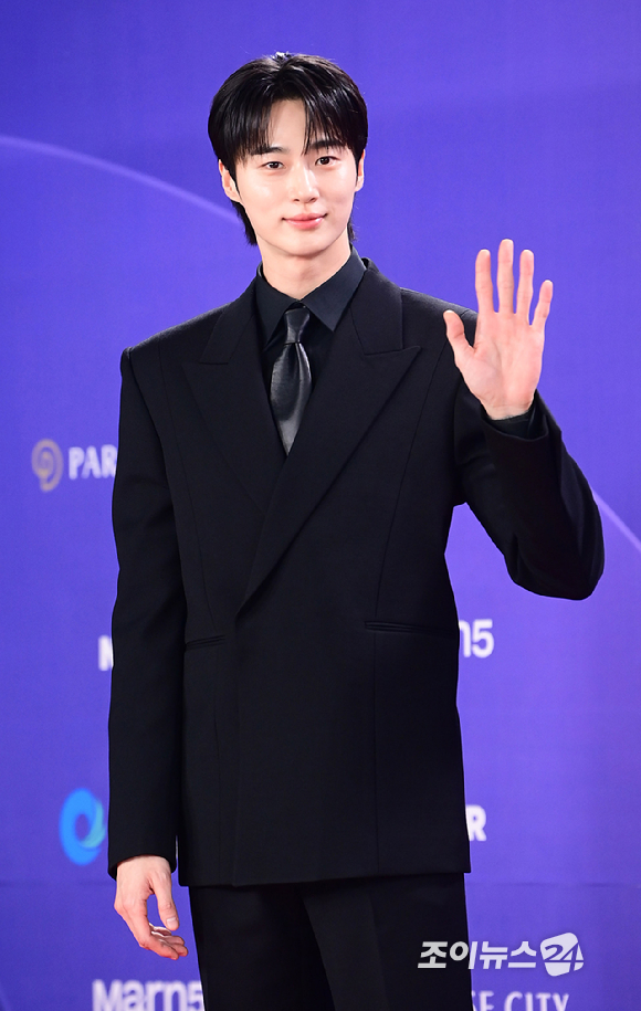 배우 변우석이&nbsp;31일 오후&nbsp;인천시 영종구 운서동 파라다이스시티에서 열린&nbsp;제5회 청룡시리즈어워즈&nbsp;레드카펫 행사에 참석하고 있다. [사진=정소희 기자]