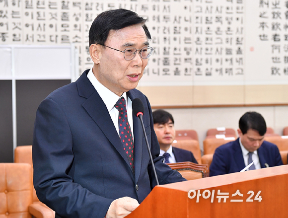 이종석 국가정보원장이 3일 서울 여의도 국회에서 열린 윤석열 정권 정치검찰 조작기소 의혹사건 진상규명 국정조사 특별위원회 전체회의에서 기관 보고를 하고 있다. [사진=곽영래 기자]