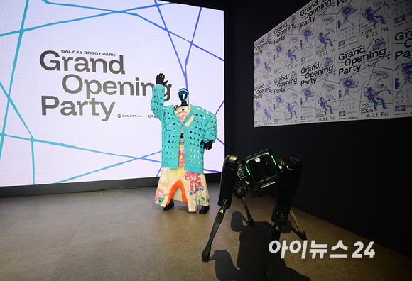 21일 오후 서울 강동구 고덕동에 위치한 로봇복합문화공간 'GALAXY ROBOT PARK'(갤럭시 로봇 파크) 그랜드 오픈 기자간담회가 열렸다. 로봇들이 방문객을 맞이하고 있다. [사진=정소희 기자]