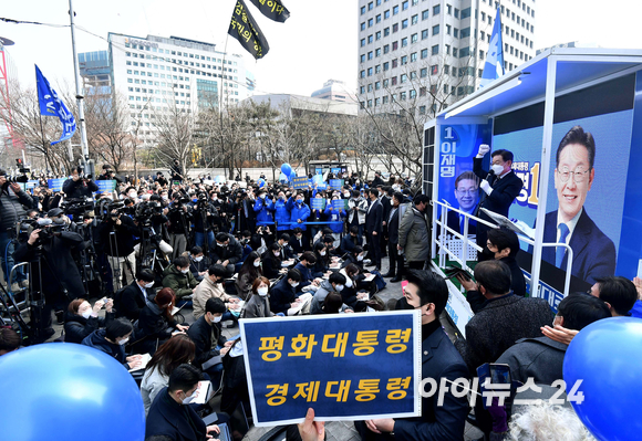 이재명 더불어민주당 대선후보가 8일 서울 여의도우체국 앞 유세현장에서 시민들에게 지지를 호소하고 있다. [사진=국회사진취재단]