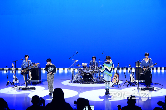 밴드 하이파이유니콘이 13일 오후 서울 마포구 상암동 MBC 공개홀에서 열린 Hi-Fi Un!corn(하이파이유니콘) Single Album 'Teenage Blue' 발매 쇼케이스에 참석하고 있다. [사진=정소희 기자]