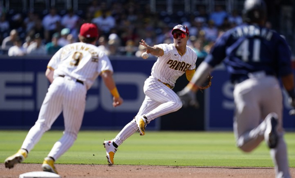 MLB 샌디에이고에서 뛰고 있는 김하성이 5일(한국시간) 열린 시애틀과 홈 경기 도중 타구를 잡은 뒤 2루수 제이크 크로넨워스에 공을 토스하고 있다. [사진=뉴시스]