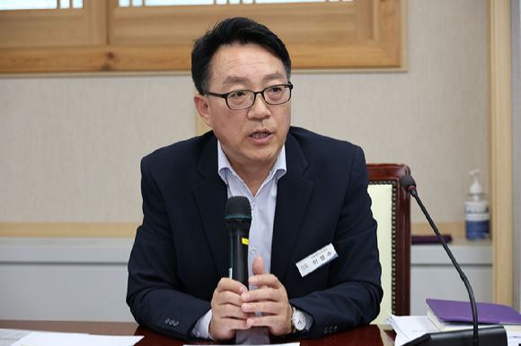 지난 10일 이정수 신안군 신재생에너지국장이 인터뷰를 진행하고 있다. [사진=한국풍력산업협회]