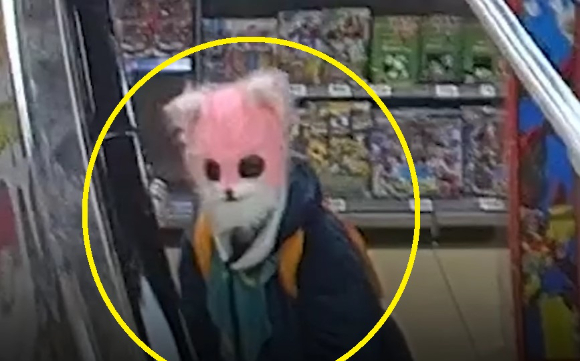 인형탈을 쓰고 마트에서 흉기를 들고 돌아다니다 체포된 20대 여성 [사진=경찰청 유튜브]