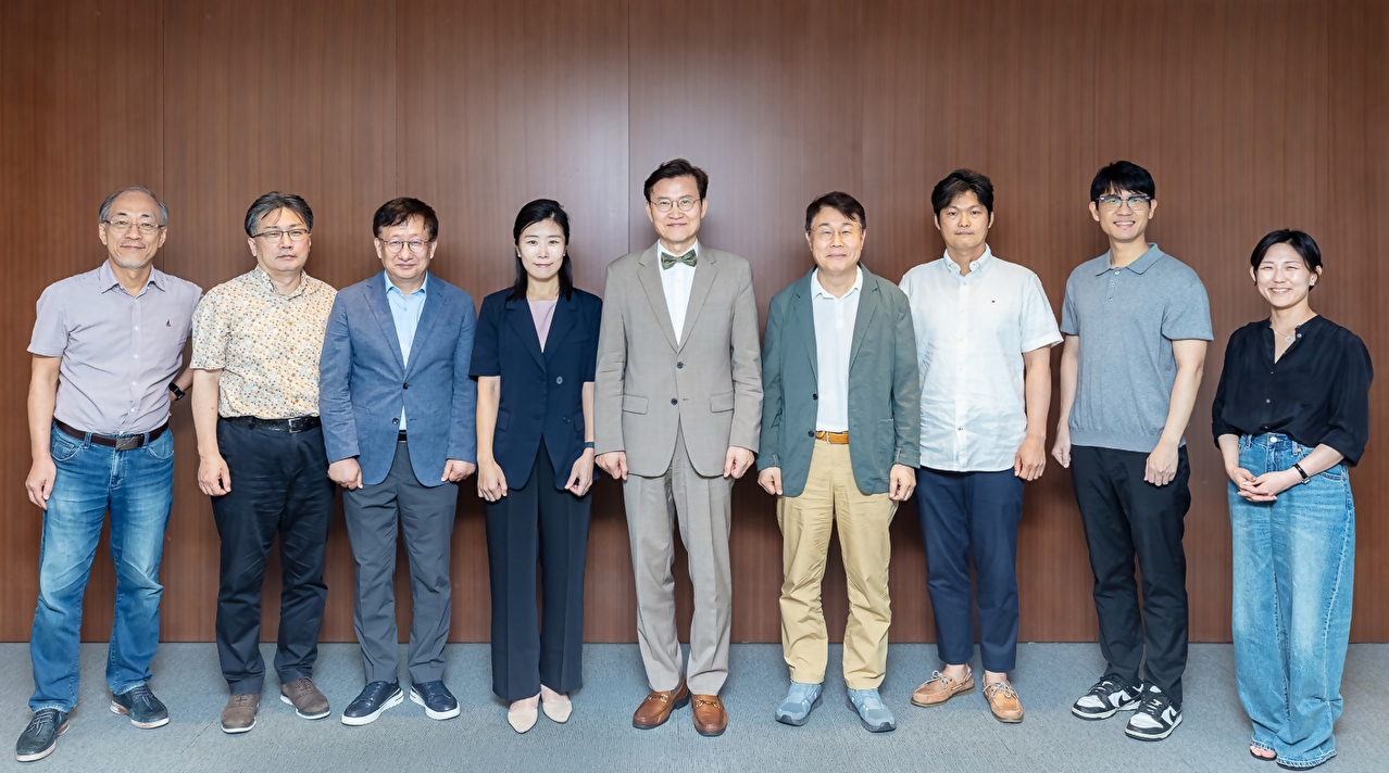 왼쪽부터 이민석 국민대학교 소프트웨어융합대학 교수, 이상욱 한양대학교 철학과 교수, 이원태 국민대학교 특임교수, 유재연 한양대학교 사회혁신융합전공 겸임교수, 김명주 AI안전연구소 소장, 변순용 서울교육대학교 윤리교육과 교수, 정병수 유니세프 L&D센터장, 김경훈 카카오 AI 세이프티 리더, 하진화 카카오 AI 커뮤니케이션 수석이 기념 사진을 찍고 있다. [사진=카카오]