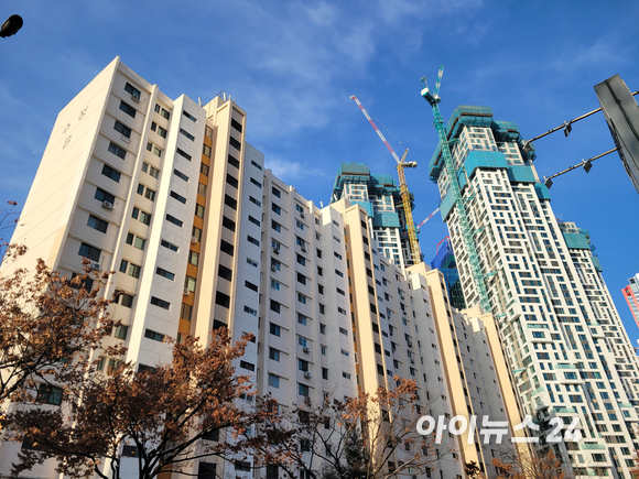 지난 22일 오후 서울 영등포구 여의도에서 한 아파트가 신축되고 있다. [사진=이혜진 기자]