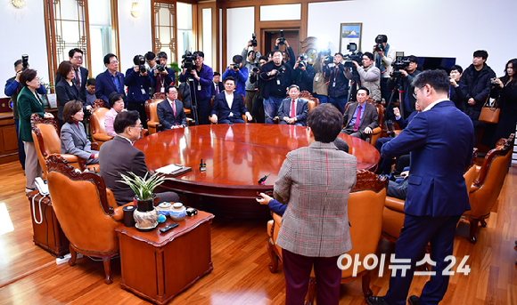 추경호 국민의힘 원내대표와 중진 의원들이 2일 오후 서울 여의도 국회 의장실을 방문해 우원식 국회의장에게 예산안 본회의 상정 관련해 항의하고 있다. [사진=곽영래 기자]