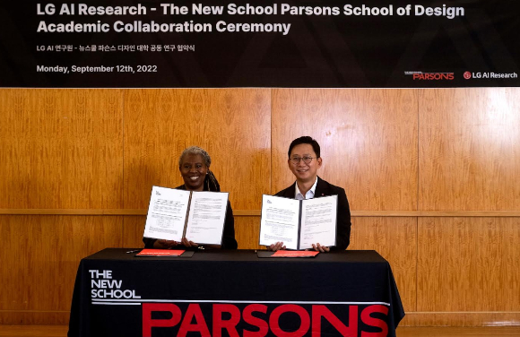 배경훈 LG AI연구원장(오른쪽)과 이본 왓슨 파슨스 총괄학장이 크리에이티브 AI 공동 연구를 위한 파트너십 체결 후 기념 사진 촬영을 하고 있는 모습. [사진=LG]