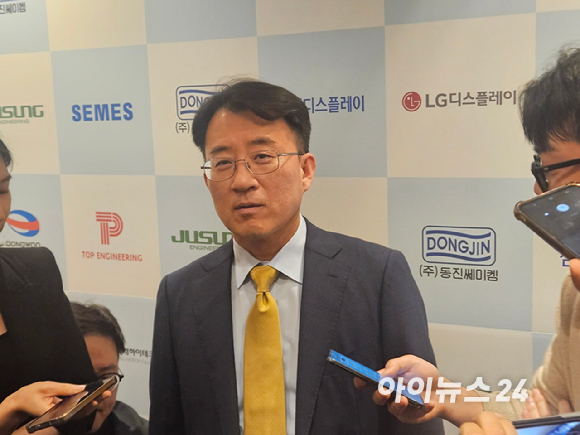 이청 삼성디스플레이 사장이 26일 서울 송파구 롯데호텔서울에서 열린 '제 16회 디스플레이의 날' 행사에 앞서 기자들과 만나 질문에 답변하고 있다. [사진=설재윤 기자]