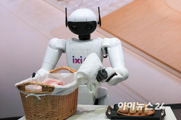 2일(현지시간) 스페인 바르셀로나 피라 그란 비아 전시장에서 열린 '모바일 월드 콩그레스(MWC)2026'에서 LG유플러스 부스에서 AI에이전트 '익시오'가 그린 미래를 시연하는 로봇이 빨래를 바구니에 넣고 있다. 2026.03.02. [사진=바르셀로나=사진공동취재단]