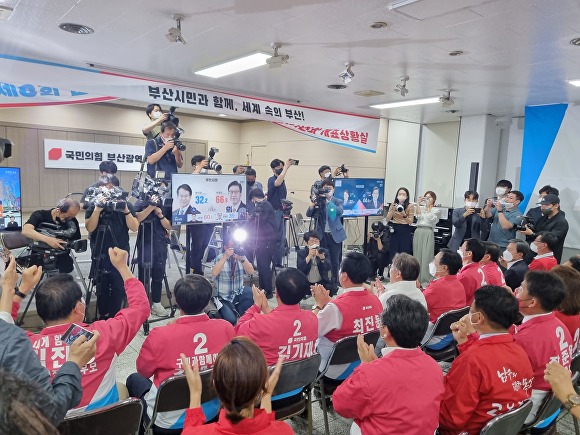 1일 오후 7시40분 국민의힘 부산시당 개표상황실에서 박형준 국힘 부산시장 후보가 더불어민주당 변성완 부산시장 후보를 더블스코어 이상 이기는 출구여론조사를 보고서 국힘 후보들(사진)이 환호하고 있다. [사진=박성현 기자]