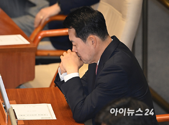 장동혁 국민의힘 당대표가 20일 서울 여의도 국회에서 열린 본회의에서 생각에 잠겨 있다. [사진=곽영래 기자]