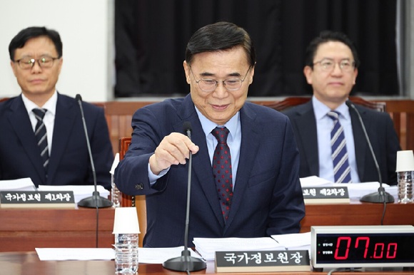 이종석 국가정보원장이 2일 서울 여의도 국회에서 열린 정보위원회 전체회의에 출석해 회의를 준비하고 있다. [사진=연합뉴스]