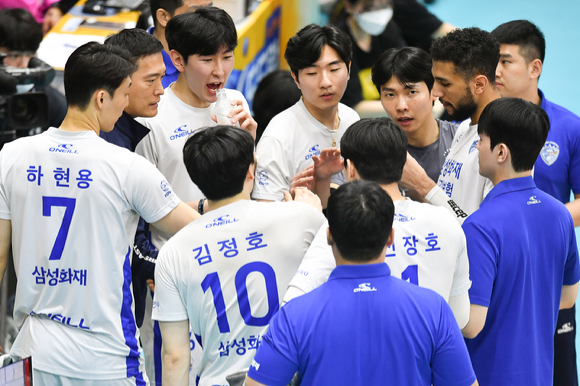 삼성화재는 7일 열린 KB손해보험과 원정 경기에서 세트 스코어 3-0으로 이겨 최근 5연패에서 벗어났다. 이날 경기 도중 타임아웃에 김상우 감독과 선수들이 이야기를 나누고 있다. [사진=한국배구연맹(KOVO)]