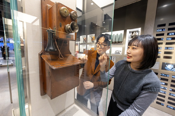 KT 직원이 KT온마루의 전시 콘텐츠를 체험하고 있다. [사진=KT]