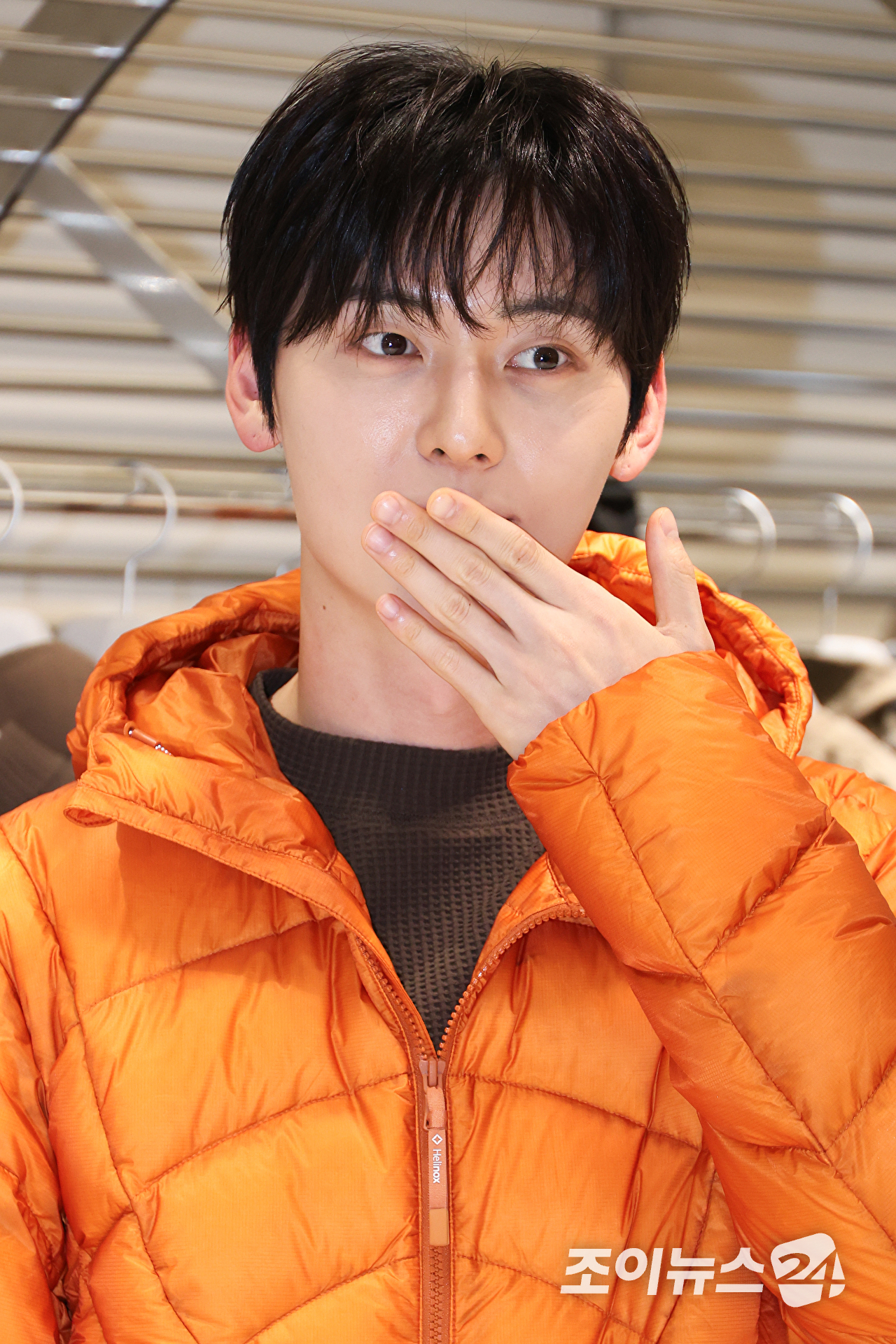 배우 황민현이 10일 오후 서울 강남구 신사동에서 진행된 헬리녹스 웨어 서울 플래그십 스토어 오픈 기념 포토콜에 참석해 포즈를 취하고 있다. [사진=문수지 기자]