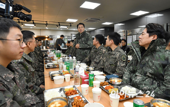 22일 강원도 인제군 12사단 향로봉경계작전중대를 방문한 국회 성일종 국방위원장이 부대원들을 격려하고 있다. [사진=곽영래 기자]