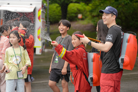 산림청이 개최한 '제16회 청소년 숲리더 전국대회' 참가자들이 산림항공본부와 함께하는 산불 예방교육과 산불진화차량, 산림드론 시연을 하고 있다. [사진=산림청]