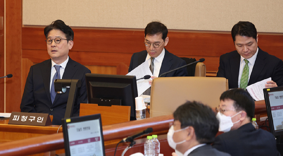 이창수 서울중앙지검장(왼쪽부터), 조상원 중앙지검 4차장, 최재훈 중앙지검 반부패수사2부장이 지난 17일 서울 종로구 헌법재판소에서 열린 검사 3인에 대한 탄핵심판 1차 변론기일에 출석해 자리하고 있다. 2025.2.17 [사진=연합뉴스]