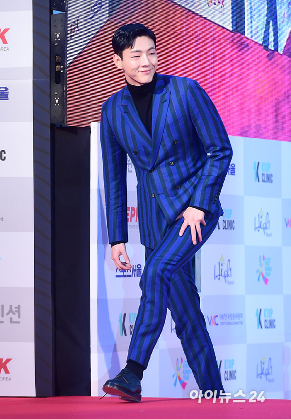 배우 지수가 19일 오후 서울 잠실실내체육관에서 열린 '제26회 하이원 서울가요대상'에 참석해 포즈를 취하고 있다. [사진=아이뉴스24 포토DB]