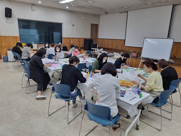 용인시 포곡도서관에서 실시하는 예술 관련 프로그램에 시민들이 참여하고 있다. [사진=용인시]