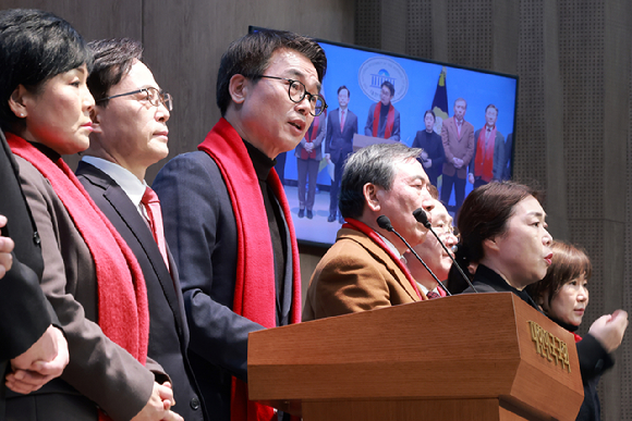 국민의힘 홍형선 원외당협위원장협의회 회장 직무대행과 원외당협위원장들이 3일 국회 소통관에서 전날 의원총회에서 정성국 의원이 조광한 최고위원의 의총 참석 자격을 거론하며 설전을 벌인 것과 관련해 정 의원을 비판하고 있다. [사진=연합뉴스]