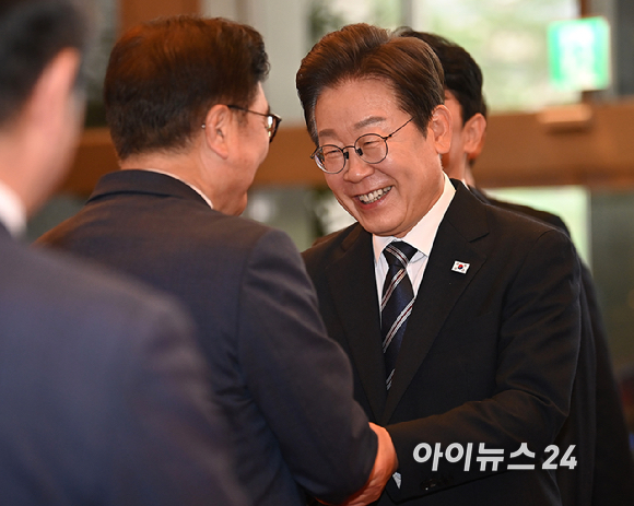 이재명 대통령이 26일 서울 여의도 국회에서 열린 추가경정예산안 시정연설을 위해 들어서며 우원식 국회의장과 인사하고 있다. [사진=곽영래 기자]