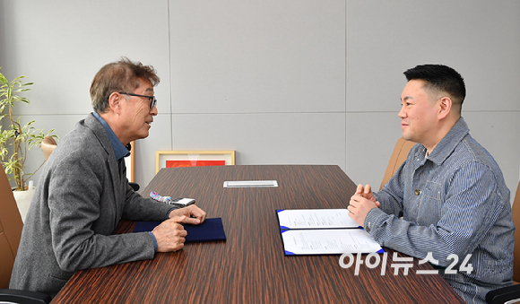 아이뉴스24 이창호 대표이사(완쪽)와 아스펙트이엔티 장용혁 대표가 1일 오후 서울 영등포구 아이뉴스24 사옥에서 아이뉴스24와 아스펙트이엔티 업무협약식(MOU)을 갖고 있다.이번 업무협약식은 아이뉴스24와 아스펙트이엔티가 문화 콘텐츠 사업, 지자체 행사, 공간 기반 콘텐츠 사업 등 다양한 프로젝트를 공동 추진하기 위하여 상호 협력 관계를 구축하는 것을 목적으로 이루어졌다. [사진=곽영래 기자]