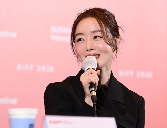 배우 한선화가 6일 부산 영화의전당 중극장에서 열린 제31회 부산국제영화제 개막작 '낮과 밤은 서로에게' 기자회견에 참석하고 있다. [사진=정소희 기자]