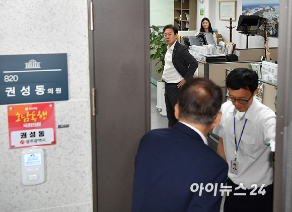 김건희 여사의 각종 의혹을 수사하는 민중기 특별검사팀이 '건진법사-통일교 의혹' 관련해 권성동 국민의힘 의원에 대한 강제수사에 착수한 18일 서울 여의도 국회 의원회관 권 의원실에 국민의힘 의원들이 집결하고 있다. [사진=곽영래 기자]