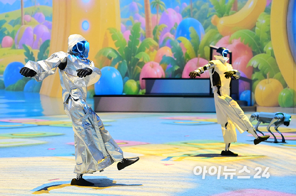 21일 오후 서울 강동구 고덕동에 위치한 로봇복합문화공간 'GALAXY ROBOT PARK'(갤럭시 로봇 파크) 그랜드 오픈 기자간담회가 열렸다. 로봇 아레나에서 로봇들이 공연을 선보이고 있다. [사진=정소희 기자]