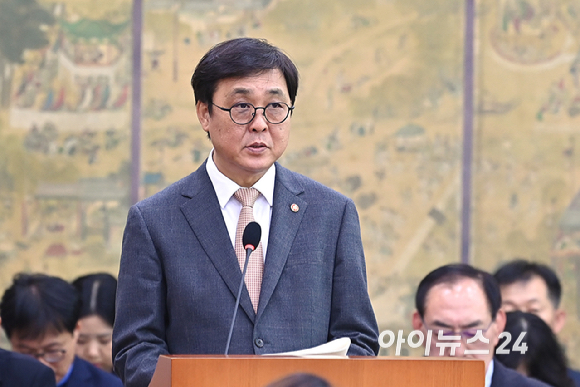 최휘영 문화체육관광부 장관이 11일 서울 여의도 국회에서 열린 문화체육관광위원회 전체회의에서 예산안 제안설명을 하고 있다. [사진=곽영래 기자]