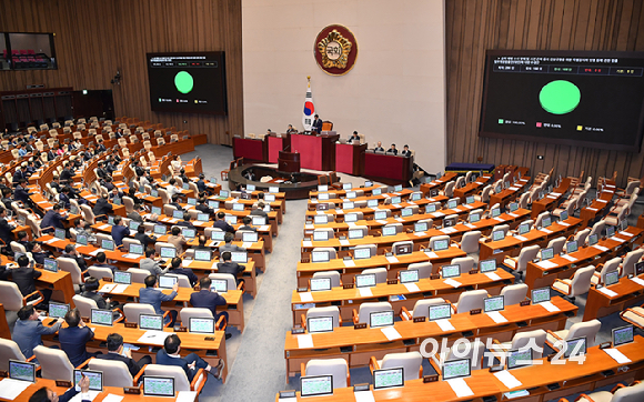 11일 오후 서울 여의도 국회에서 열린 본회의에서 김건희와 명태균&middot;건진법사 관련 국정농단 및 불법 선거 개입 사건 등 진상규명을 위한 특별검사 임명 등에 관한 법률 일부개정법률안(대안)이 통과되고 있다. [사진=곽영래 기자]