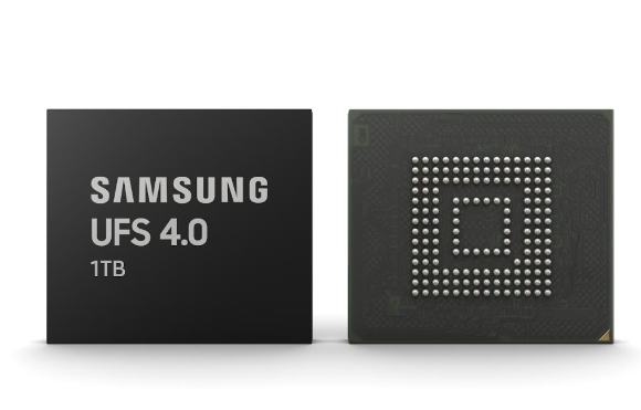 삼성전자가 업계 최초로 개발한 UFS 4.0 메모리. [사진=삼성전자 ]