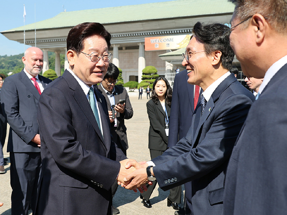 주요7개국(G7) 정상회의 참석과 유럽 순방을 위해 출국하는 이재명 대통령이 9일 성남 서울공항에서 환송 나온 김민석 국무총리와 인사하고 있다. 2026.6.9 [사진=연합뉴스]