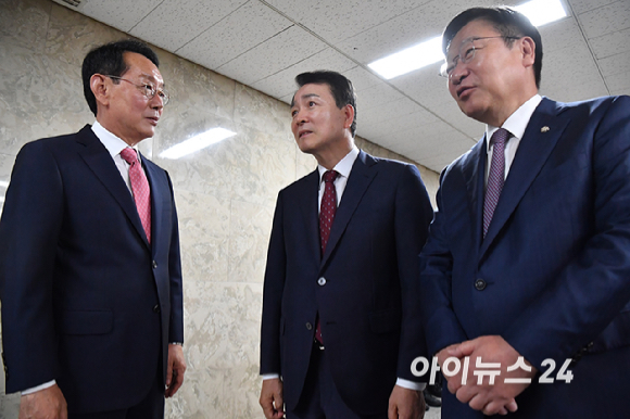 국민의힘 차기 원내대표 선거에 출마한 김도읍&middot;정점식&middot;성일종(기호순) 의원이 9일 서울 여의도 국회에서 열린 초&middot;재선 의원 공동 주최 원내대표 후보자 초청 간담회에 앞서 대화를 나누고 있다.[사진=곽영래 기자]