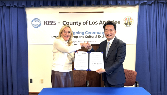 KBS 박장범 사장은 캐서린 바거 LA카운티 감독위원회 슈퍼바이저와 K-POP 공연 개최 협력을 위한 양해각서(MOU)를 체결했다. [사진=KBS ]