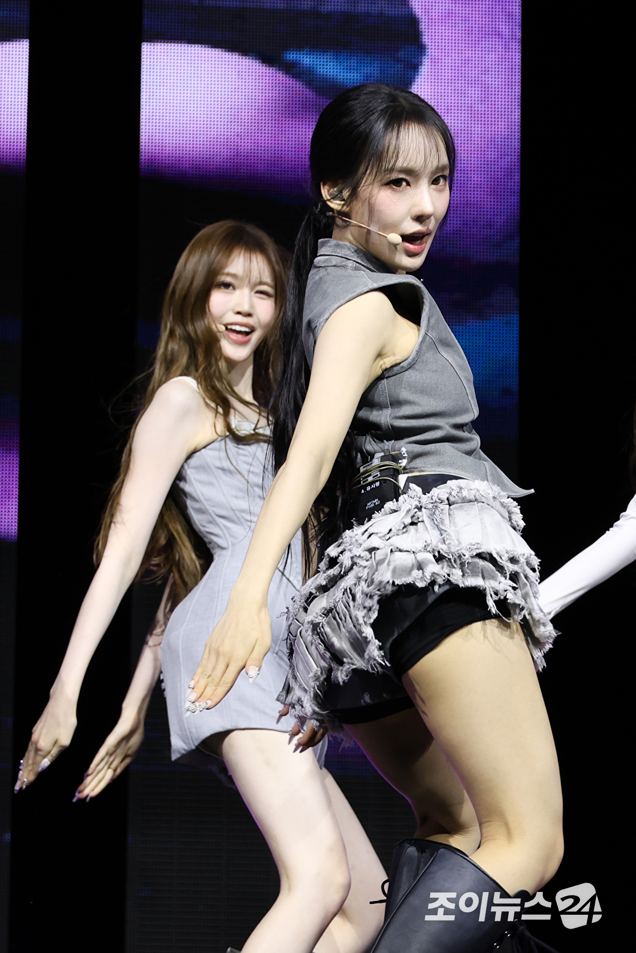 그룹 이즈나 유사랑이 8일 오후 서울 용산구 한남동 블루스퀘어에서 열린 세 번째 미니앨범 '세트 더 템포'(SET THE TEMPO) 발매 기념 쇼케이스에 참석해 열띤 무대를 펼치고 있다. [사진=문수지 기자]