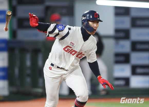 롯데 자이언츠 박승욱은 2023시즌 개막 후 시즌 초반이지만 타석에서도 쏠쏠한 활약을 보이고 있다. [사진=롯데 자이언츠]