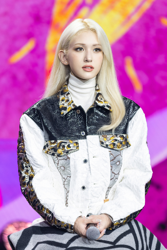 가수 전소미가 29일 온라인으로 진행된 첫 번째 정규 앨범 'XOXO' 발매 기념 쇼케이스에 참석해 멋진 공연을 펼치고 있다. [사진=더블랙레이블]