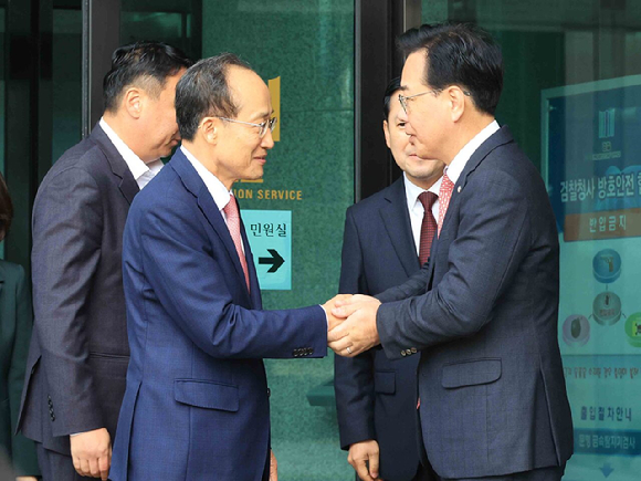 국민의힘 장동혁 대표, 송언석 원내대표 등 의원들이 4일 오전 서울 여의도 국회에서 검은 양복과 넥타이를 매고 마스크를 착용한 채 침묵시위를 하고 있다. [사진=곽영래 기자]