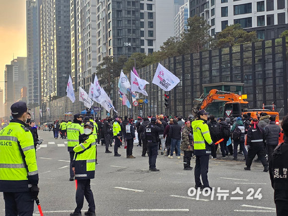 집회 참석자들이 로드러너 폐지를 외치고 있다. [사진=구서윤 기자]