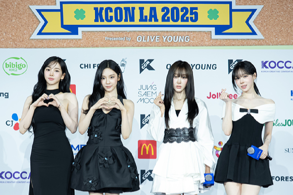 그룹 에스파가 지난 1일(현지시간)부터 3일까지 미국 로스앤젤레스 크립토닷컴 아레나에서 열린 K-팝 팬&아티스트 페스티벌 '케이콘 엘에이 2025(KCON LA 2025)' 레드카펫 행사에 참석해 포즈를 취하고 있다. [사진=CJ ENM]