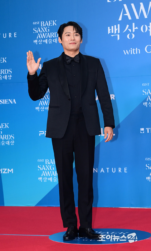 배우 최대훈이 5일 오후 서울 삼성동 코엑스에서 열린 제61회 백상예술대상 시상식 레드카펫 행사에 참석하고 있다. [사진=정소희 기자]