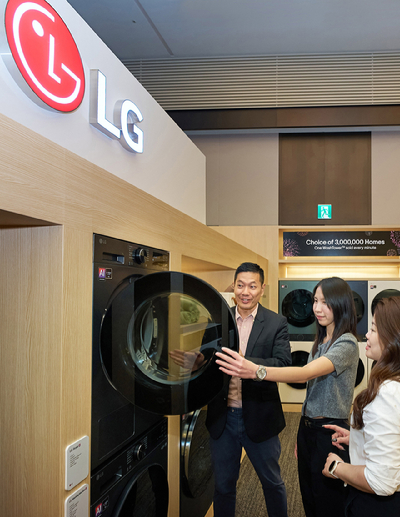 LG전자 부스에서 아시아&middot;태평양 가전 유통 거래선 고객이 가전 신제품을 살펴보고 있다. [사진=LG전자]
