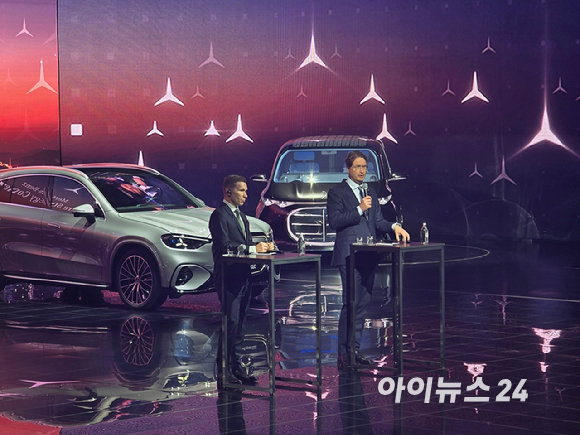 올라 칼레니우스(Ola Källenius) 메르세데스-벤츠 그룹 AG 이사회 의장 겸 최고경영자(CEO)이 14일 인천 파라다이스시티에서 열린 '메르세데스-벤츠 미래 전략 컨퍼런스'에서 발표하고 있다. [사진=김종성 기자]